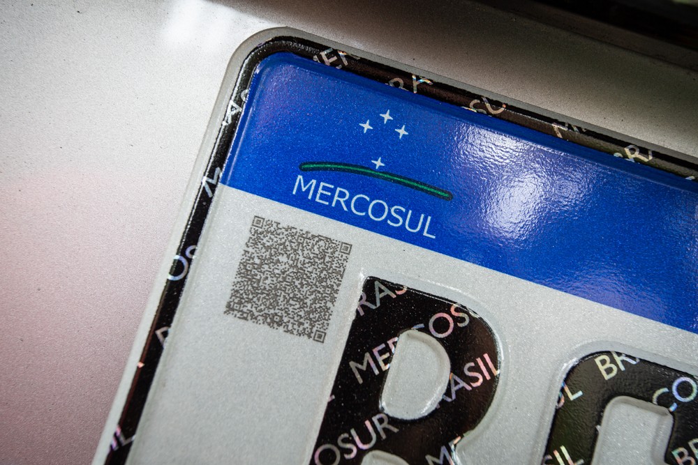 QR Code na placa padrão Mercosul — Foto Fábio Tito G1